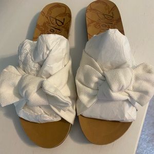 SUPER CUTE! White Blowfish Fabric Bow Sandals! Size 7